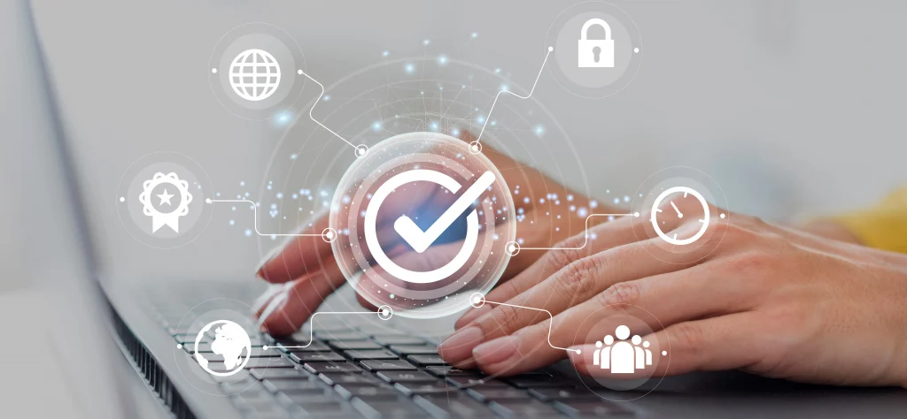 Dłonie piszące na laptopie z nałożoną grafiką symboli bezpieczeństwa, w tym tarczy z haczykiem, kłódki i ikon sieci, reprezentujące ochronę danych i cyberbezpieczeństwo.