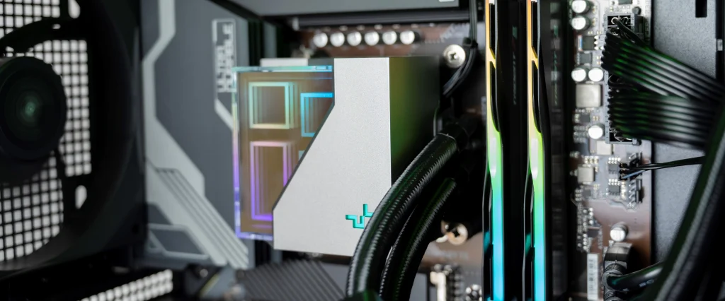wnętrze komputera gamingowego chłodzenie wodne CPU i pamięć RAM RGB