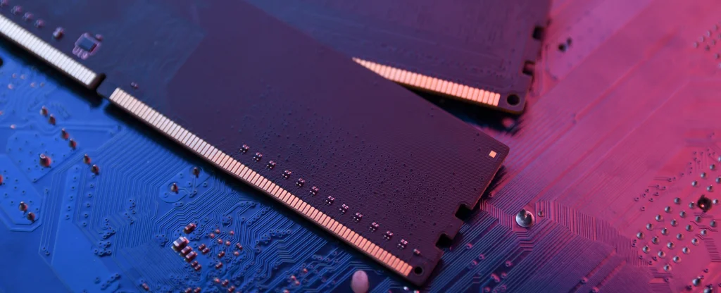 Zbliżenie modułów pamięci RAM na płycie głównej komputera – widoczne styki, ścieżki PCB oraz detale elektroniki w podświetleniu niebiesko-różowym