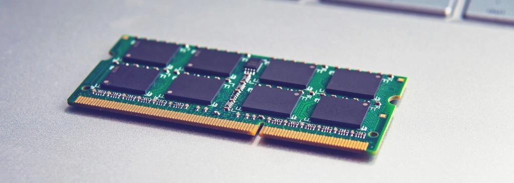 pamięć RAM do komputera moduł RAM na białym tle