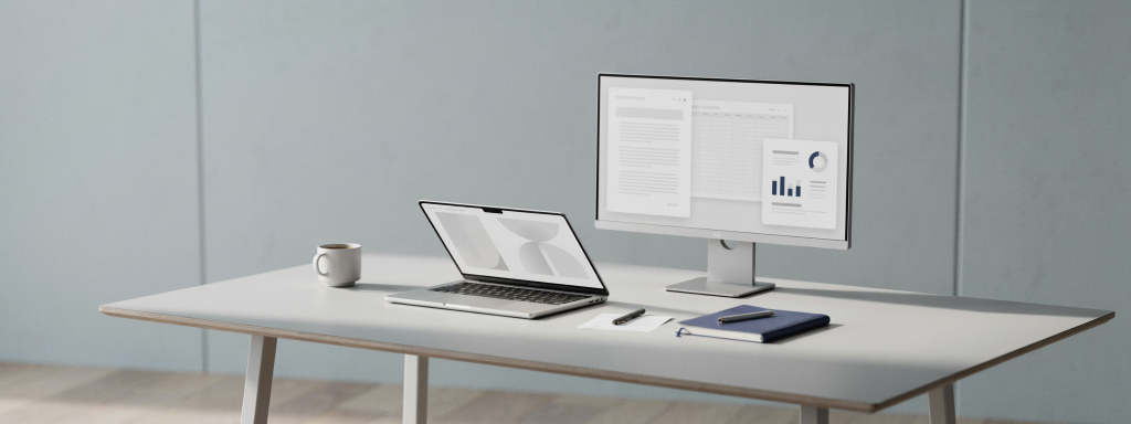 Monitor 27 cali podłączony do laptopa na stanowisku pracy biurowej